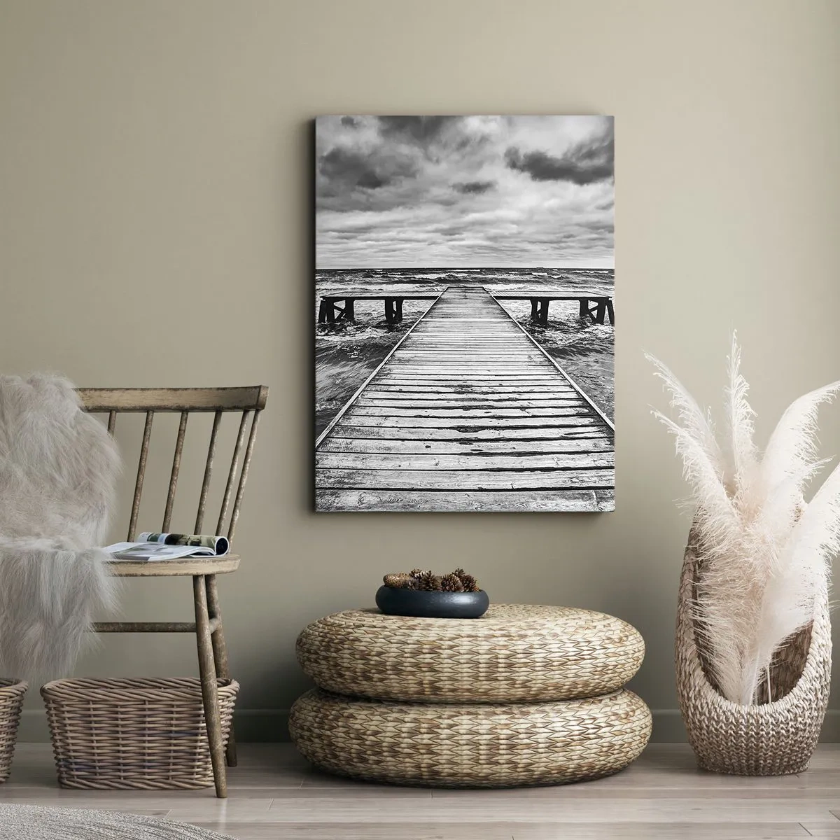 Impression sur toile - Image sur toile - Une vue en noir et blanc d'une jetée en bois sur une mer agitée. - 70x100cm - J'attends que le vent, ça le chassera... - Décoration murale moderne pour le salon et la chambre ARTTOR
