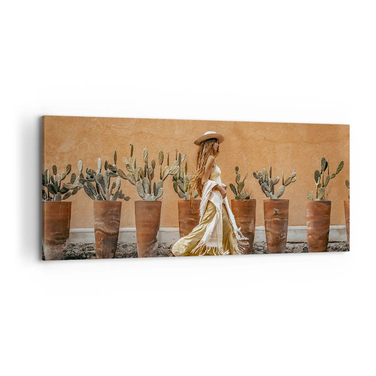 Impression sur toile - Image sur toile - Une femme dans un style bohème avec des pots de cactus en arrière-plan. - 120x50cm - Style hippie - Décoration murale moderne pour le salon et la chambre ARTTOR