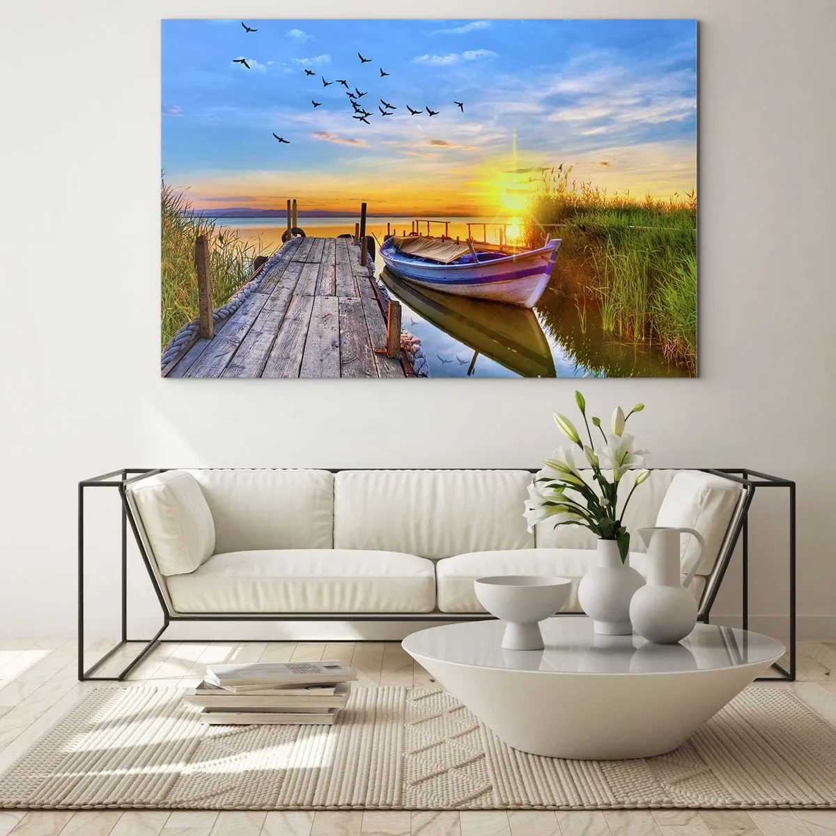 Impression sur verre - Image sur verre - Jetée en bois sur un lac avec un bateau au lever du soleil - 120x80cm - Au revoir, à demain - Décoration murale moderne pour le salon et la chambre ARTTOR