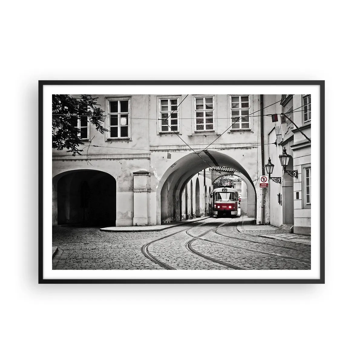 Affiche dans un cadre noir - Poster - Un tramway noir et blanc dans une rue historique de la ville - 100x70cm - Dans le labyrinthe de la ville - Décoration murale moderne pour le salon et la chambre ARTTOR