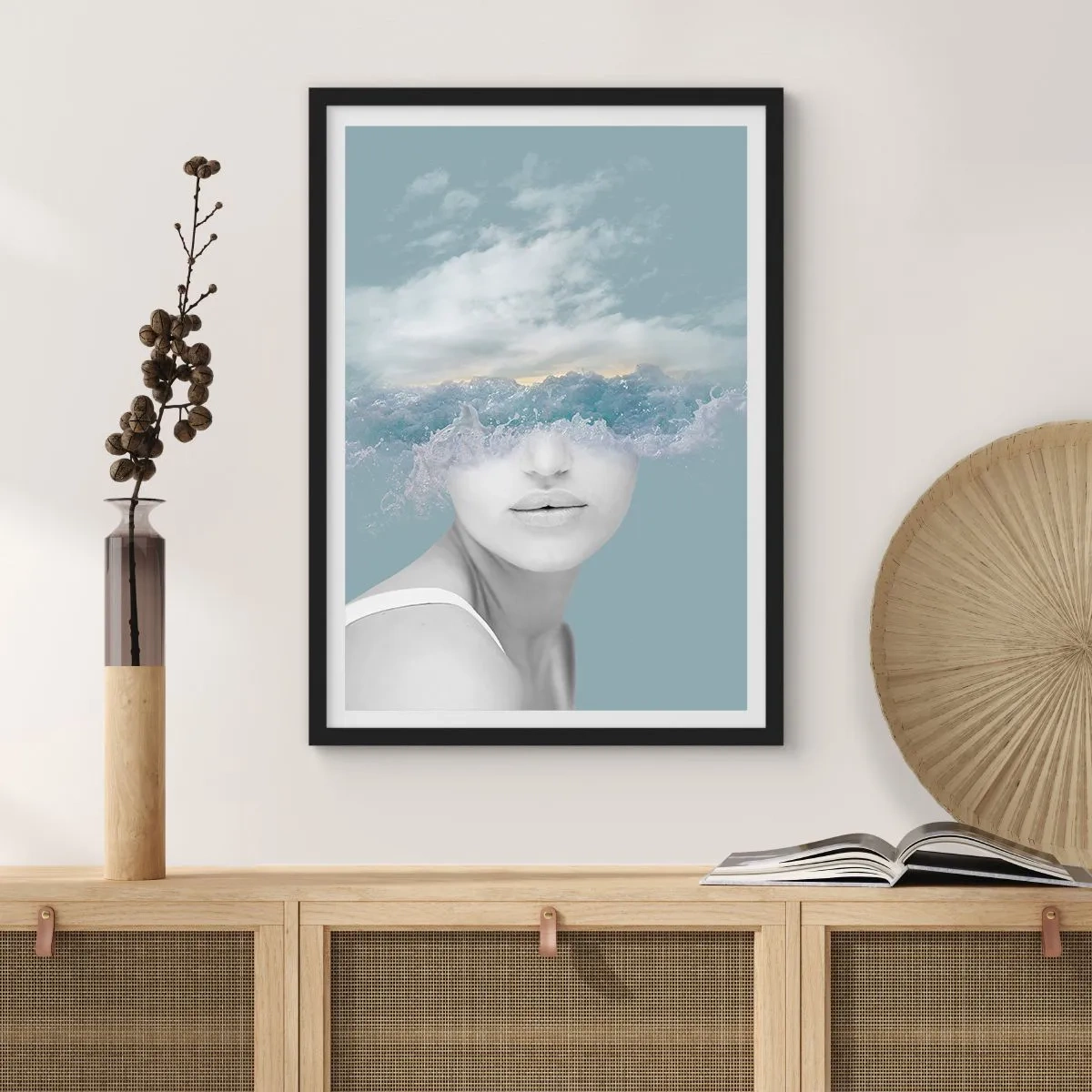 Affiche dans un cadre noir - Poster - Une femme avec des vagues de l'océan pour yeux - 50x70cm - La tête dans les nuages - Décoration murale moderne pour le salon et la chambre ARTTOR