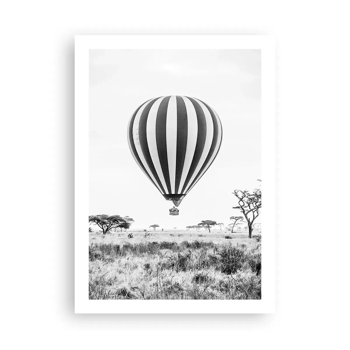 Affiche - Poster - Une montgolfière flottant au-dessus de la savane en noir et blanc. - 50x70cm - Au dessus de la savane - Décoration murale moderne pour le salon et la chambre ARTTOR