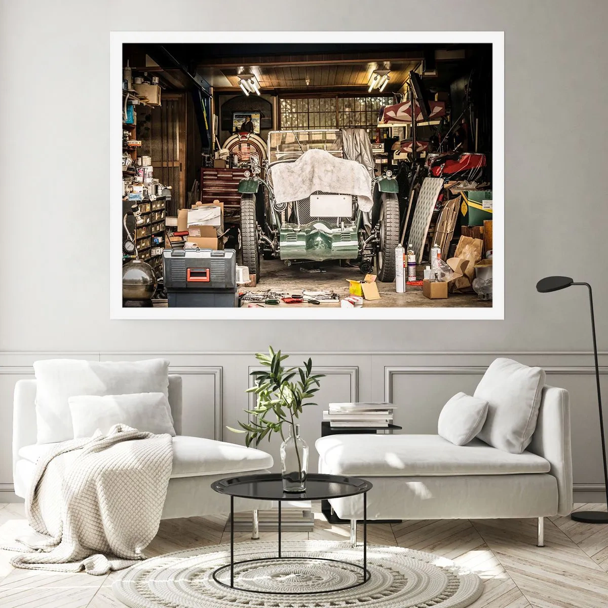 Affiche - Poster - Une vieille voiture dans un garage entourée d'outils et d'équipements - 100x70cm - Retour vers le passé - Décoration murale moderne pour le salon et la chambre ARTTOR