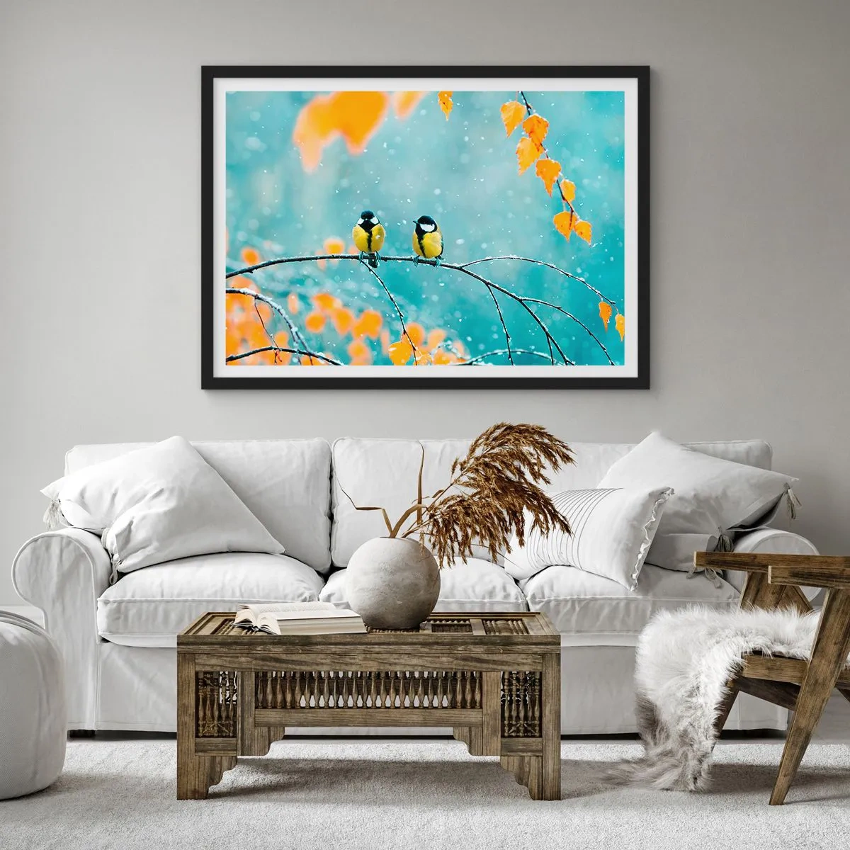 Affiche dans un cadre noir - Poster - Deux oiseaux sur une branche dans un décor hivernal avec des feuilles jaunes. - 100x70cm - Potins d'oiseaux - Décoration murale moderne pour le salon et la chambre ARTTOR