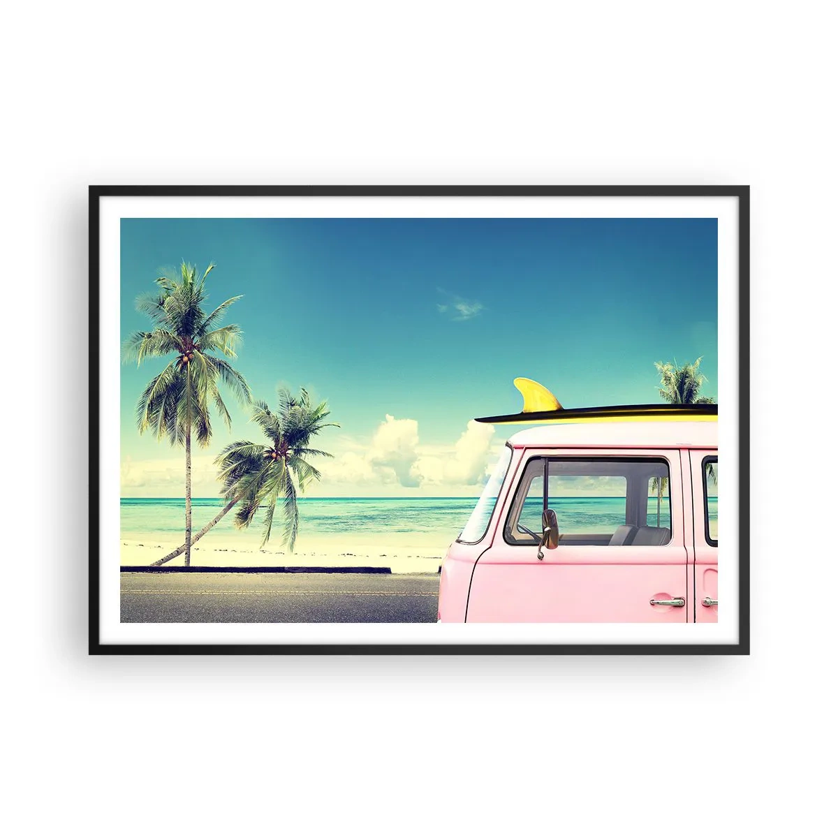 Affiche dans un cadre noir - Poster - Une camionnette rose avec une planche de surf sur une plage tropicale. - 100x70cm - Il est temps de commencer les vacances - Décoration murale moderne pour le salon et la chambre ARTTOR
