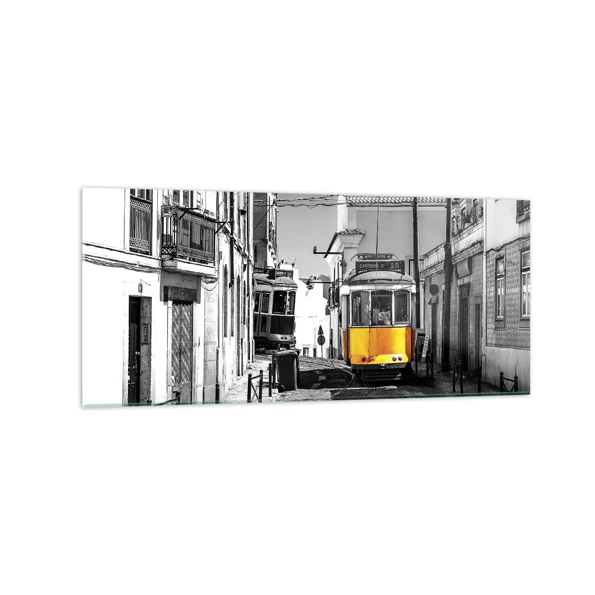 Impression sur verre - Image sur verre - Un tramway jaune dans les rues de Lisbonne dans un décor monochrome - 120x50cm - L'âme de Lisbonne - Décoration murale moderne pour le salon et la chambre ARTTOR