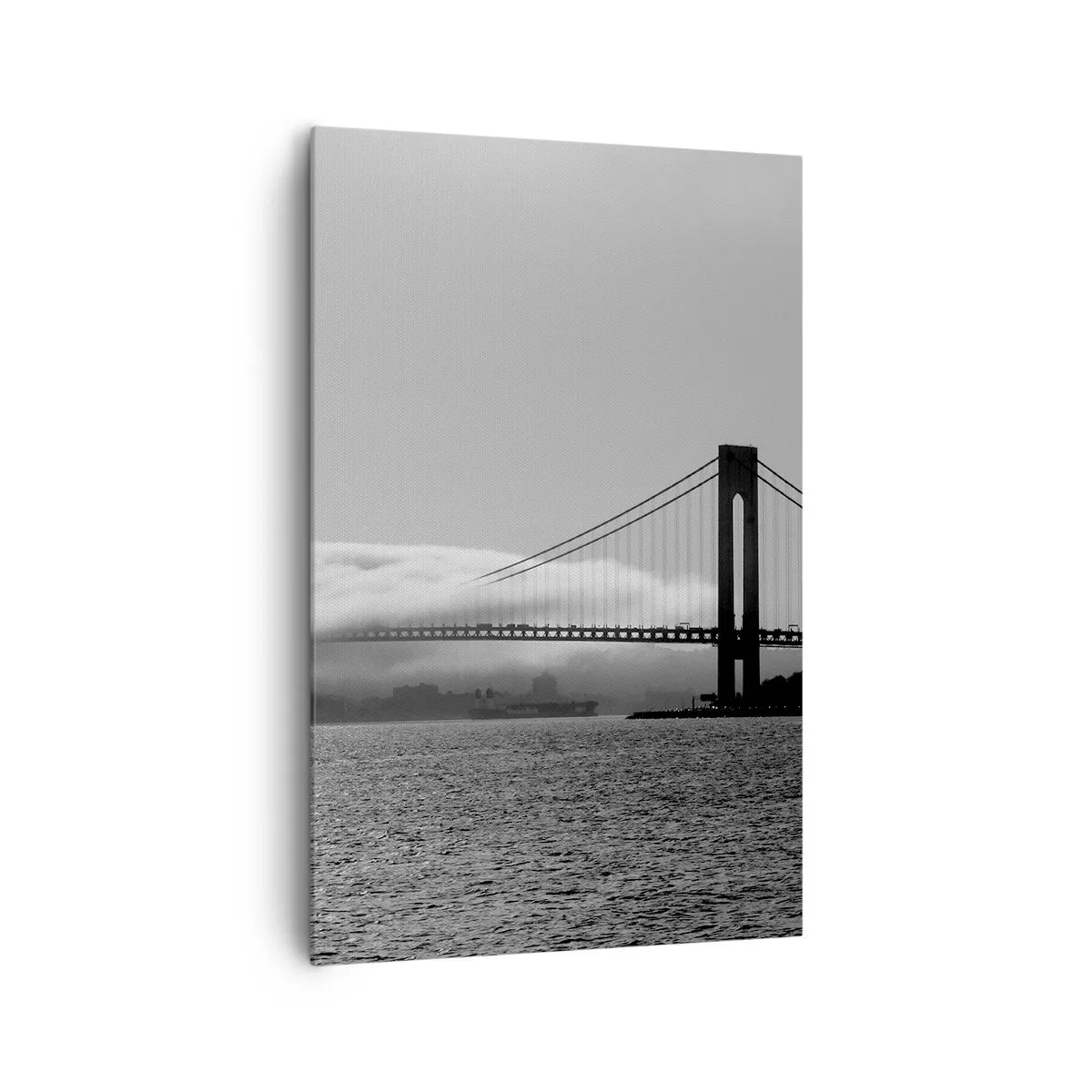 Impression sur toile - Image sur toile - Un pont sur l'eau enveloppé de brouillard dans une photo en noir et blanc - 80x120cm - Naviguez à travers les Portes des Étoiles - Décoration murale moderne pour le salon et la chambre ARTTOR