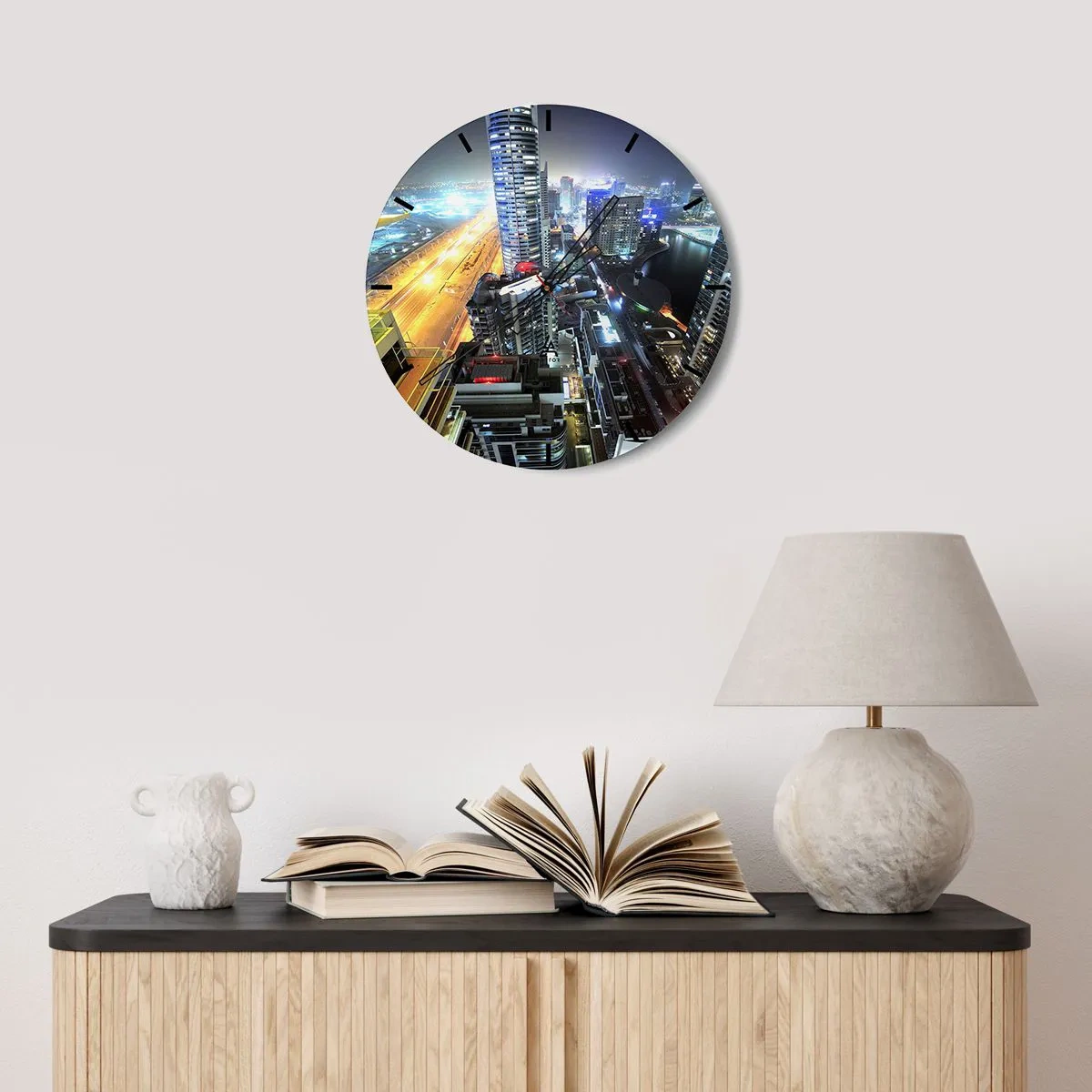 Horloge murale - Pendule murale - Panorama nocturne de la ville avec gratte-ciels et lampadaires - 30x30cm - Un miracle dans le désert - Décoration murale moderne pour le salon, la cuisine et la chambre ARTTOR