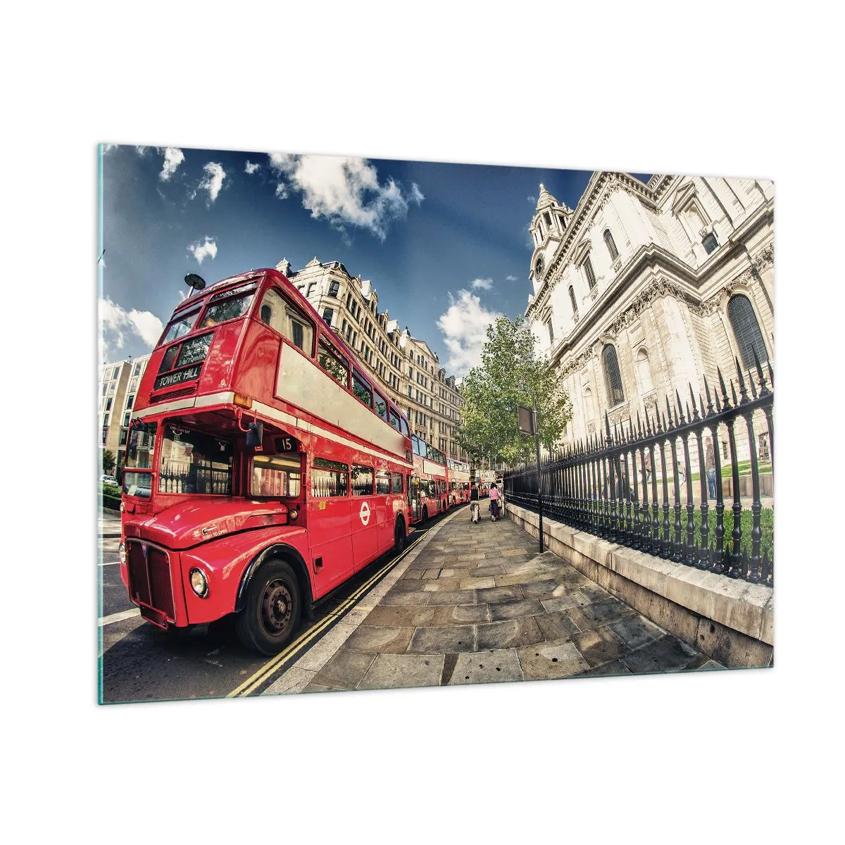 Impression sur verre - Image sur verre - Un bus rouge à impériale dans un environnement urbain - 100x70cm - Rue de Londres en gris et rouge - Décoration murale moderne pour le salon et la chambre ARTTOR