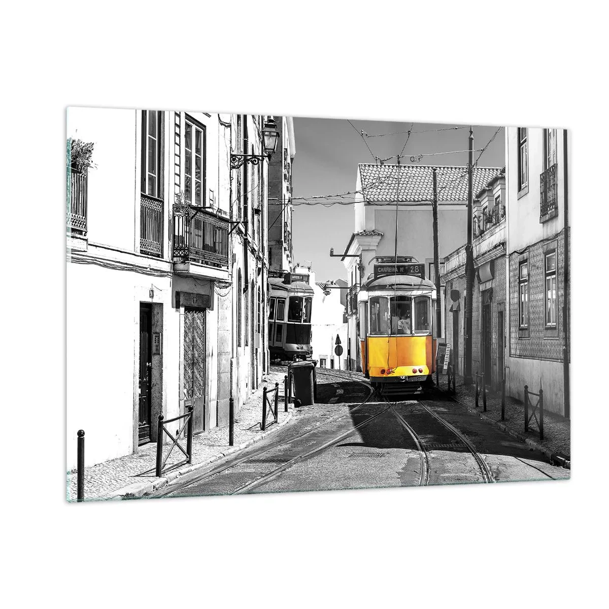 Impression sur verre - Image sur verre - Un tramway jaune dans une rue noire et blanche d'une ville européenne. - 120x80cm - L'âme de Lisbonne - Décoration murale moderne pour le salon et la chambre ARTTOR
