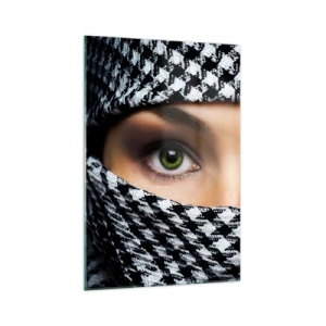 Impression sur verre - Image sur verre - Les yeux verts d'une femme sont cachés derrière un tissu à motifs en noir et blanc. - 70x100cm - Un portrait d'une beauté voilée aux yeux verts - Décoration murale moderne pour le salon et la chambre ARTTOR