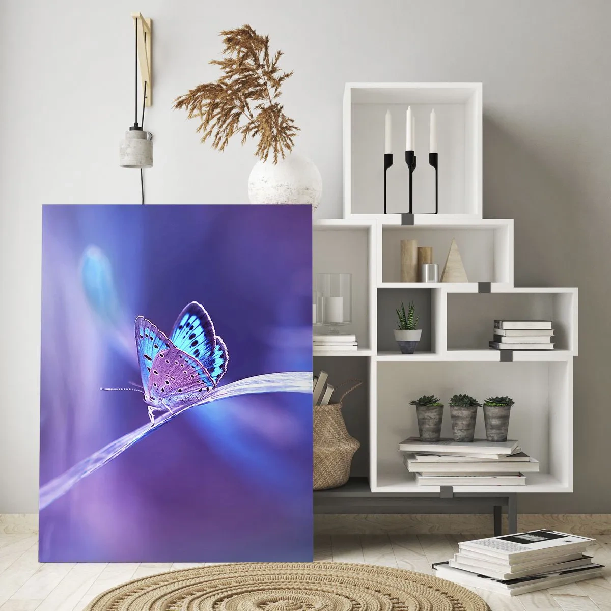 Impression sur verre - Image sur verre - Un délicat papillon bleu sur une tige dans une lumière violette - 80x120cm - Un joyau de la nature - Décoration murale moderne pour le salon et la chambre ARTTOR