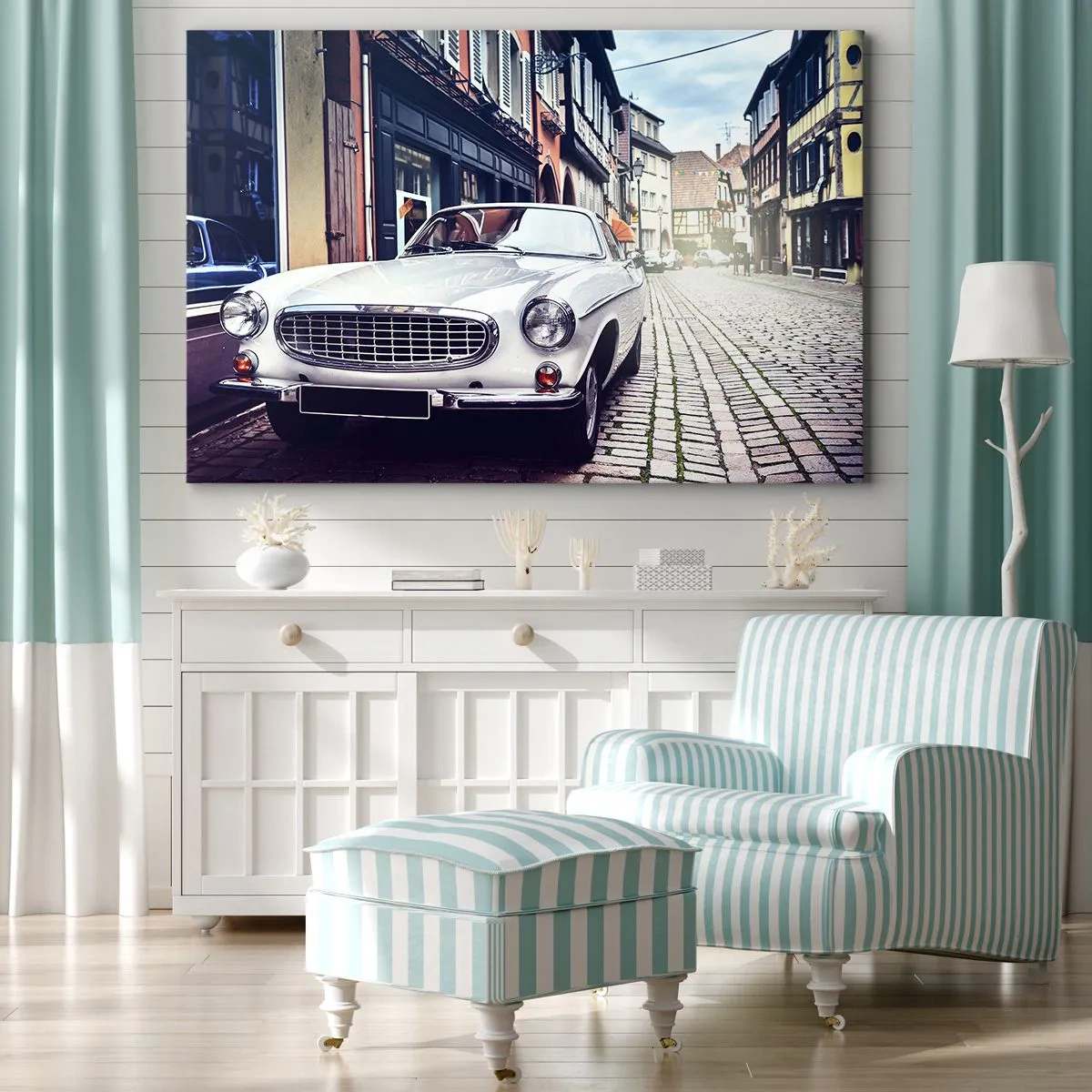 Impression sur toile - Image sur toile - Une voiture blanche classique dans une rue pavée de la ville - 70x50cm - Le passé est aujourd'hui - Décoration murale moderne pour le salon et la chambre ARTTOR