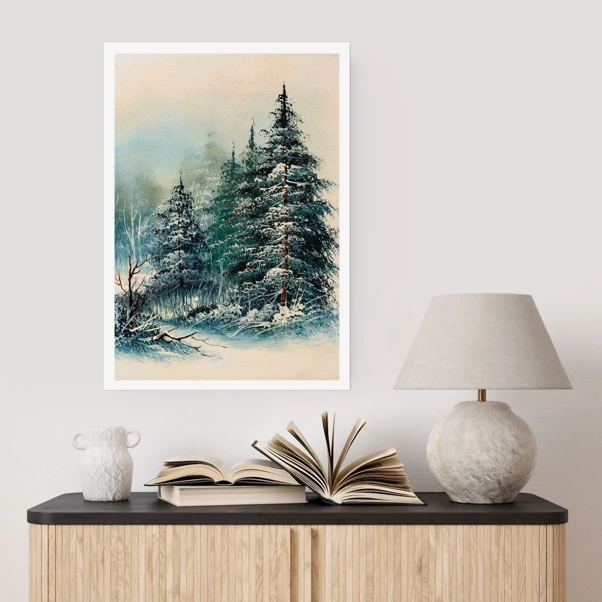 Affiche - Poster - Arbres enneigés dans une forêt d'hiver contre un ciel calme - 50x70cm - Prêt pour les fêtes - Décoration murale moderne pour le salon et la chambre ARTTOR