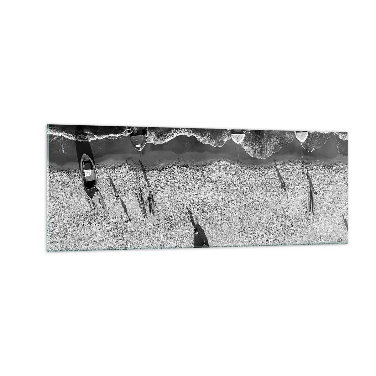 Impression sur verre - Image sur verre - Vue aérienne en noir et blanc de bateaux sur la plage - 140x50cm - Toujours sur le rivage… - Décoration murale moderne pour le salon et la chambre ARTTOR
