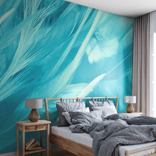 Papier Peint Photo Premium Sand - De délicates plumes bleues dans une approche artistique - 100x70cm - Se noyer dans les plumes - Décoration murale moderne pour le salon et la chambre ARTTOR