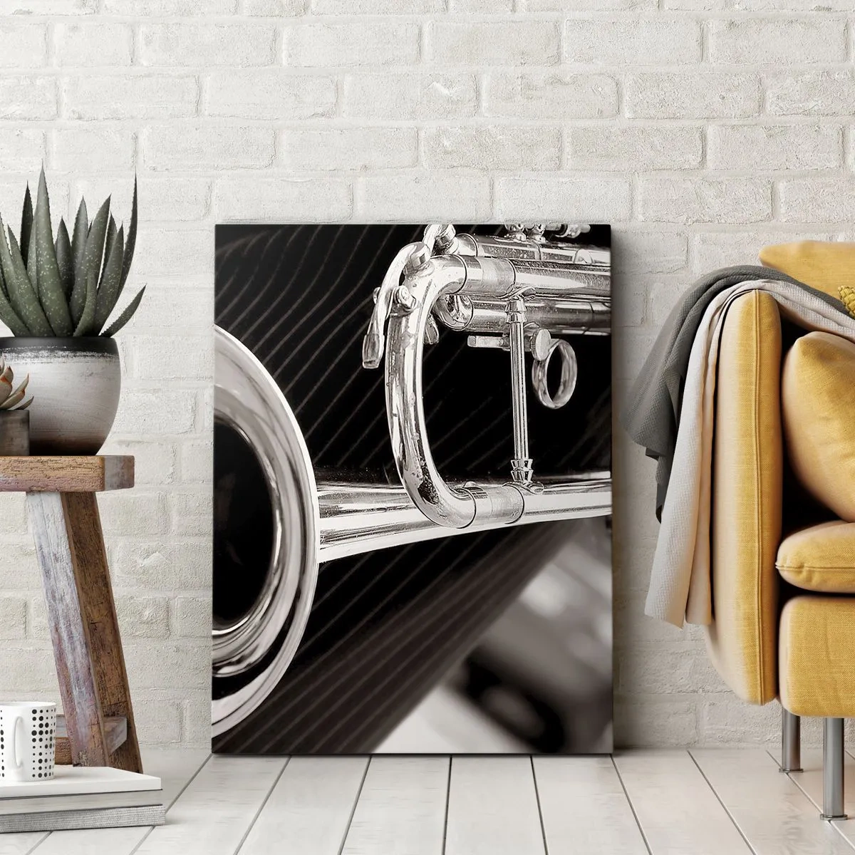 Impression sur toile - Image sur toile - Gros plan d'une trompette argentée sur un fond de tissu élégant. - 50x70cm - Voyage musical vers les années 30 - Décoration murale moderne pour le salon et la chambre ARTTOR