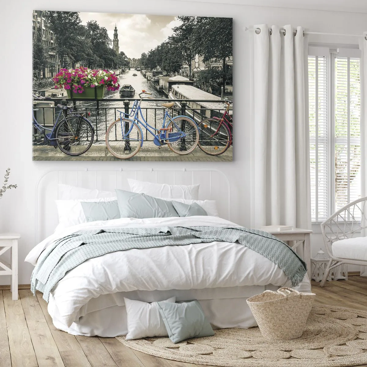 Impression sur toile - Image sur toile - Un pont avec des vélos et des fleurs sur un canal à Amsterdam - 70x50cm - Couleurs de rue d'Amsterdam - Décoration murale moderne pour le salon et la chambre ARTTOR