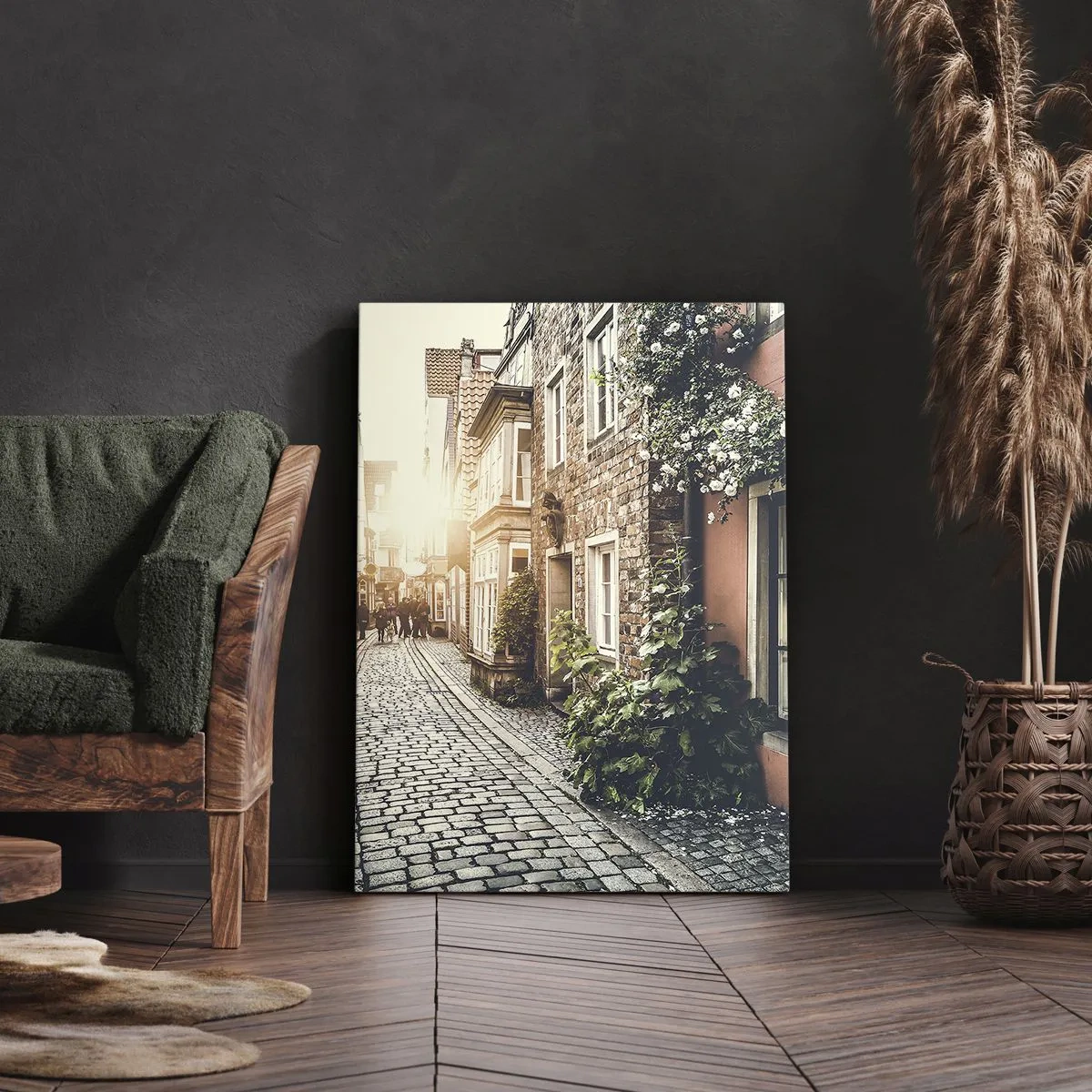 Impression sur toile - Image sur toile - Une charmante rue pavée de pierre et fleurie - 80x120cm - Allée de roses en lueur rose - Décoration murale moderne pour le salon et la chambre ARTTOR