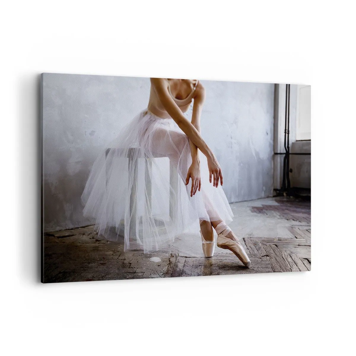 Impression sur toile - Image sur toile - Une ballerine dans une pose délicate sur un fond industriel - 120x80cm - Avant que les lumières de la rampe ne clignotent - Décoration murale moderne pour le salon et la chambre ARTTOR