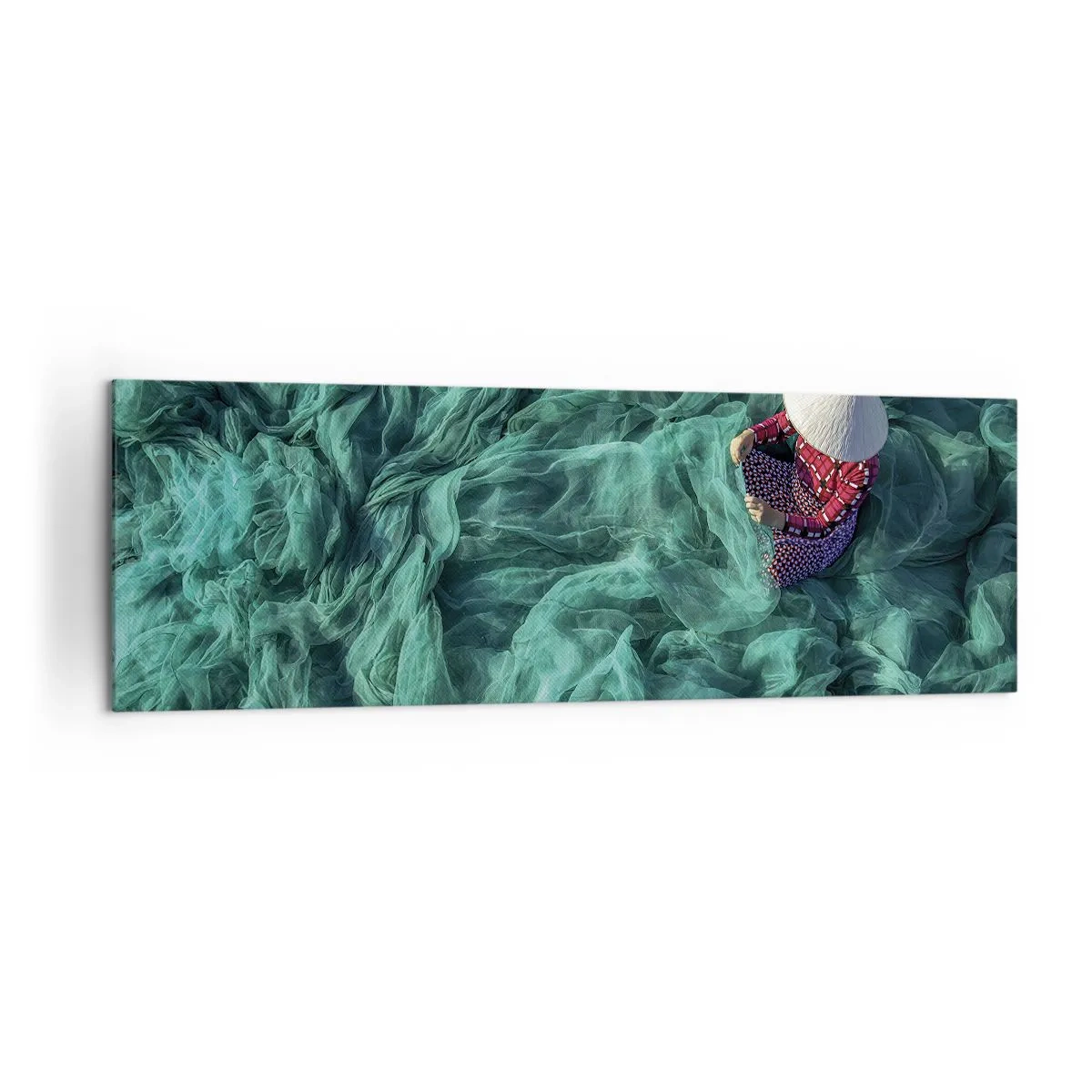Impression sur toile - Image sur toile - Une personne avec un chapeau parmi des filets de pêche verts - 160x50cm - Dans une mer de filet - Décoration murale moderne pour le salon et la chambre ARTTOR