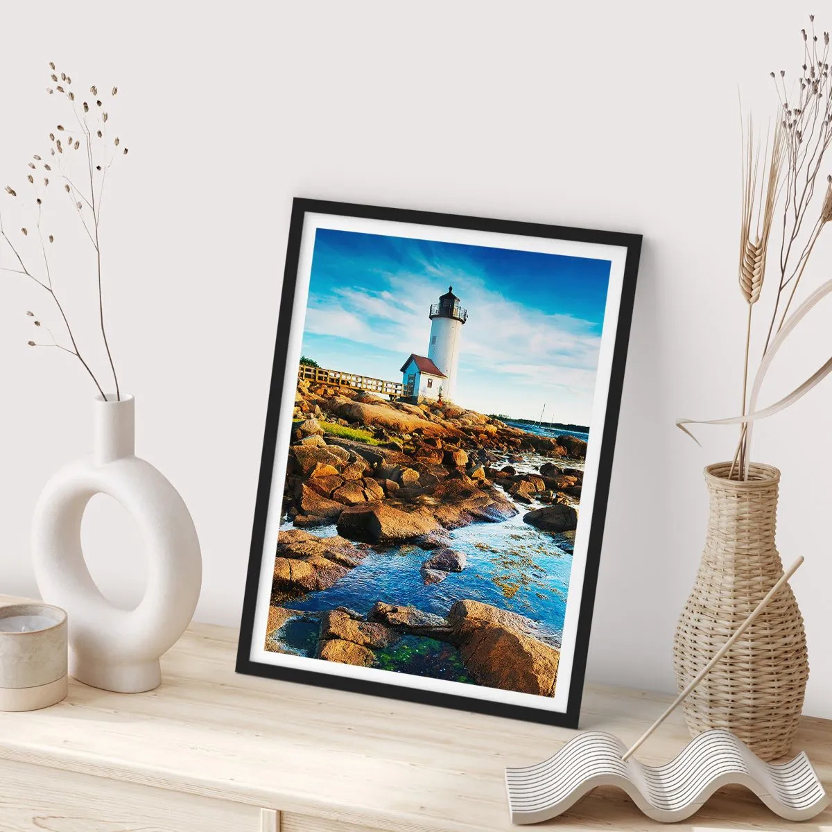 Affiche dans un cadre noir - Poster - Un phare sur une côte rocheuse par une journée ensoleillée - 50x70cm - Revenez heureux, j'attends - Décoration murale moderne pour le salon et la chambre ARTTOR