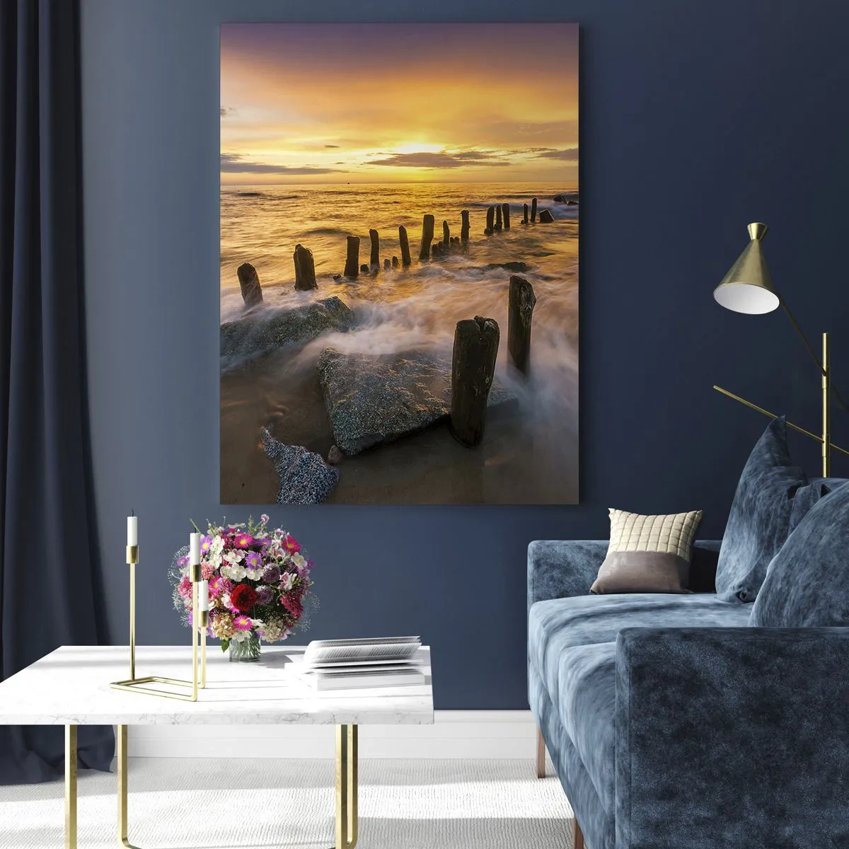 Impression sur verre - Image sur verre - Coucher de soleil sur la mer avec des pilotis en bois sur la plage - 50x70cm - La beauté brute de la mer Baltique - Décoration murale moderne pour le salon et la chambre ARTTOR