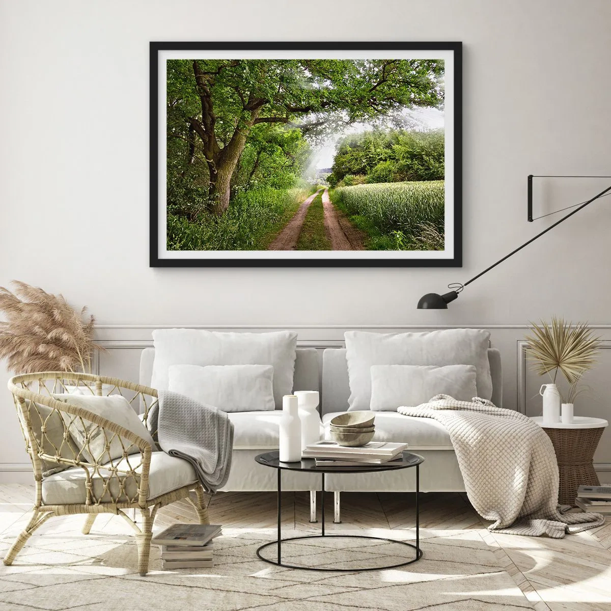 Affiche dans un cadre noir - Poster - Un chemin de terre parmi les arbres verts et la lumière du soleil - 70x50cm - Et in Arcadia ego - Décoration murale moderne pour le salon et la chambre ARTTOR