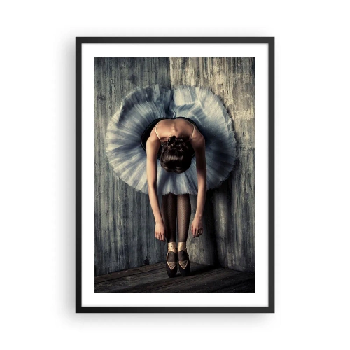 Affiche dans un cadre noir - Poster - Une ballerine élégante dans une pose classique contre un mur brut. - 50x70cm - Quand la musique s'arrête - Décoration murale moderne pour le salon et la chambre ARTTOR