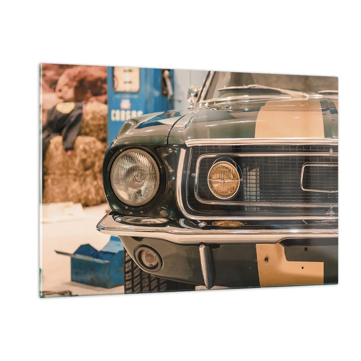 Impression sur verre - Image sur verre - Gros plan d'une voiture classique, Mustang, dans un atelier - 120x80cm - Rencontre avec une légende - Décoration murale moderne pour le salon et la chambre ARTTOR