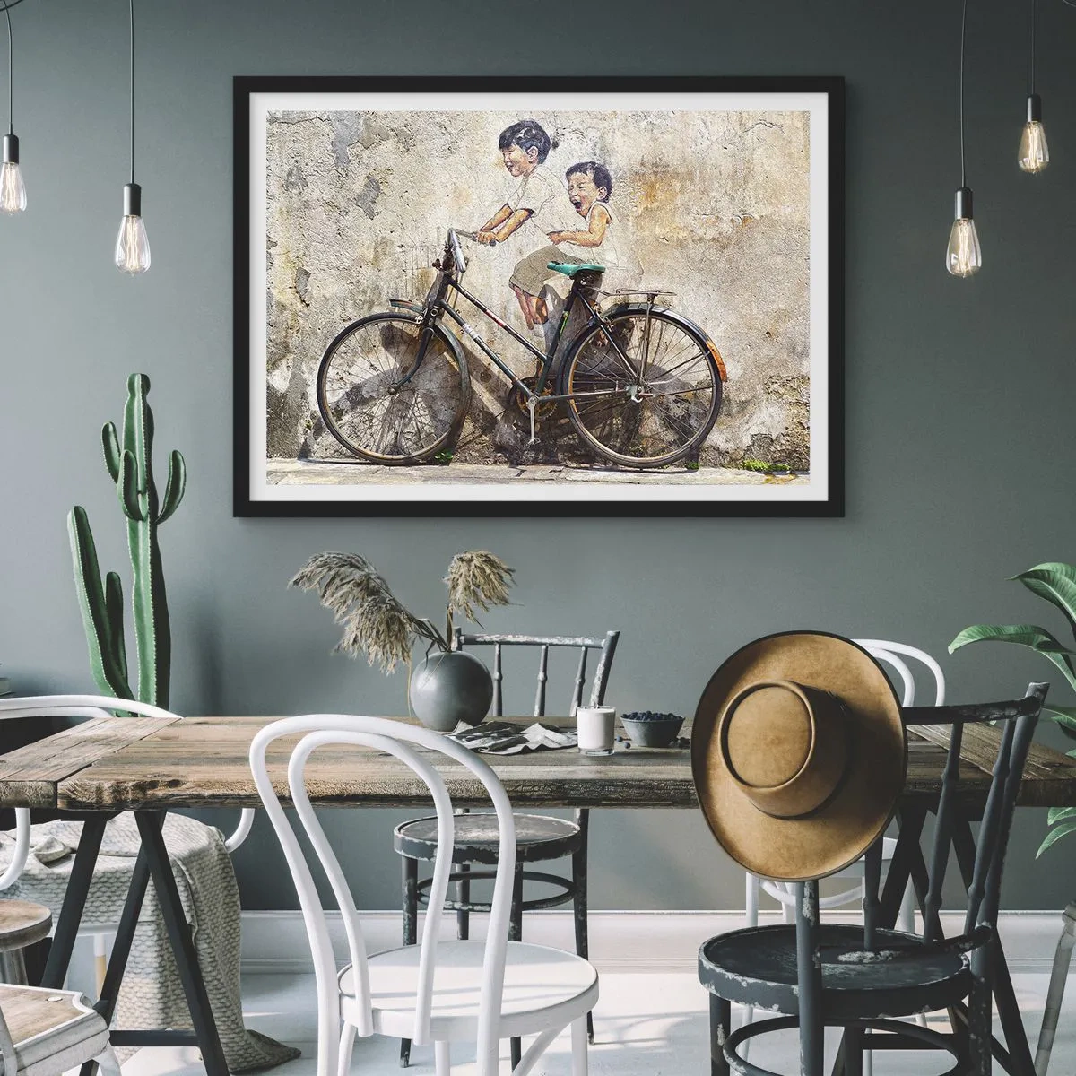 Affiche dans un cadre noir - Poster - Street art avec un vélo et des dessins d'enfants sur le mur - 70x50cm - Vrai ou faux? - Décoration murale moderne pour le salon et la chambre ARTTOR