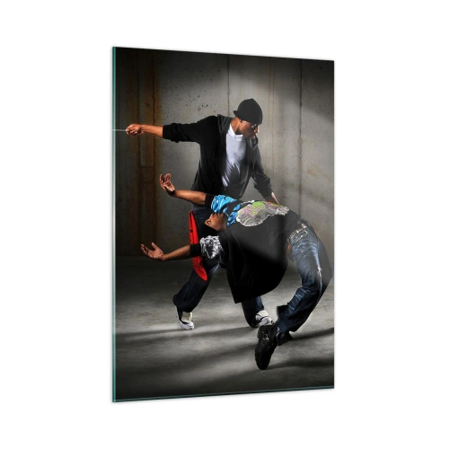 Impression sur verre - Image sur verre - Un groupe de danseurs dans une pose dynamique sur un fond industriel. - 50x70cm - Danser avec le vent de la rue - Décoration murale moderne pour le salon et la chambre ARTTOR