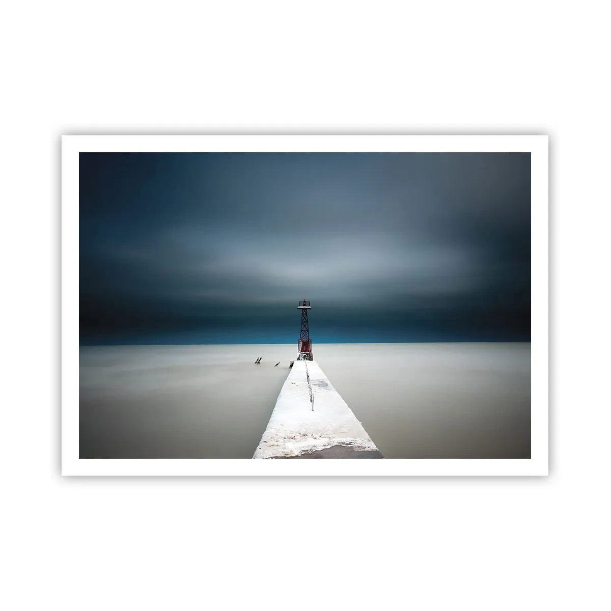 Affiche - Poster - Un phare au bout d'une jetée en béton dans un paysage austère - 100x70cm - À la rencontre de l'immensité - Décoration murale moderne pour le salon et la chambre ARTTOR