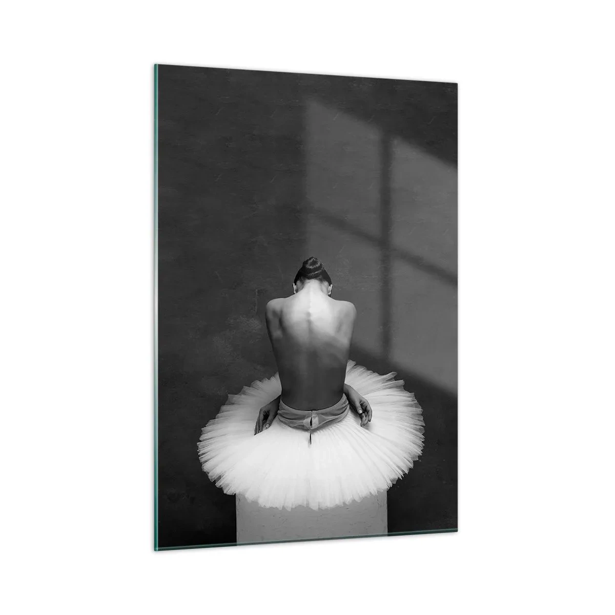 Impression sur verre - Image sur verre - Une ballerine assise dans une jupe en tulle contre une ombre - 50x70cm - C'est justement en train de fleurir - Décoration murale moderne pour le salon et la chambre ARTTOR