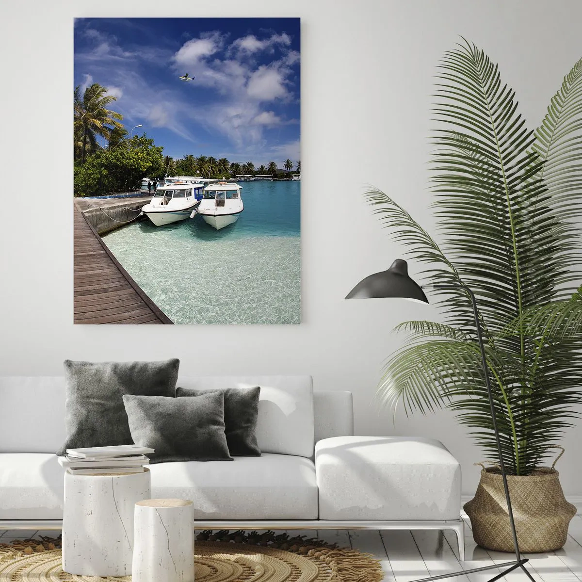 Impression sur verre - Image sur verre - Une jetée sur une mer turquoise avec des bateaux et des palmiers - 80x120cm - Et cependant, le paradis existe bien - Décoration murale moderne pour le salon et la chambre ARTTOR