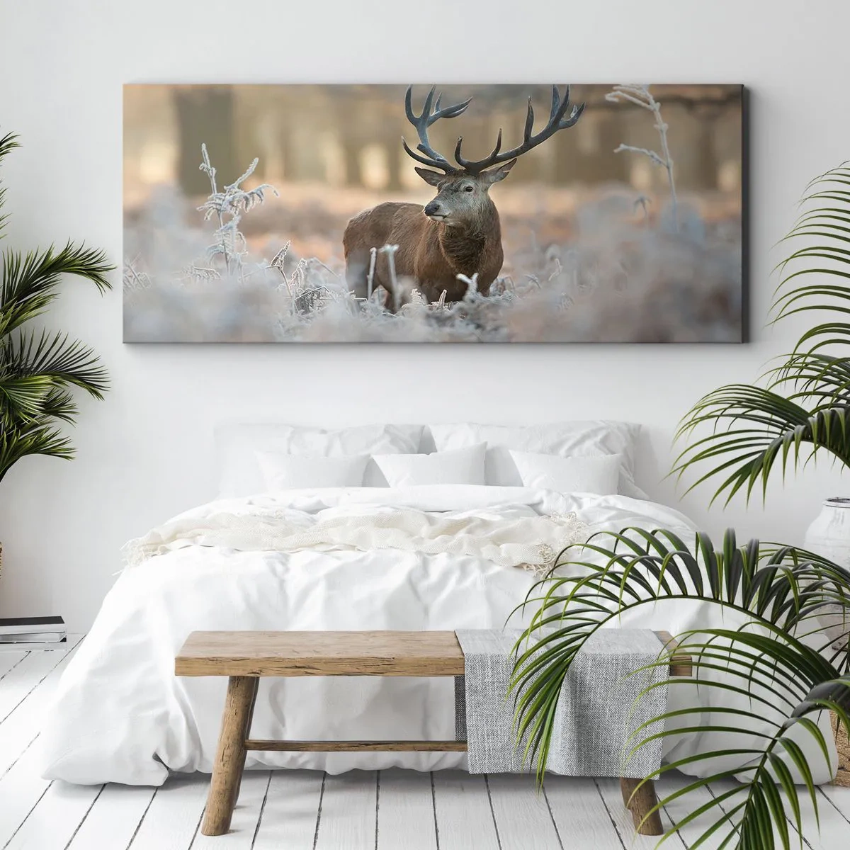 Impression sur toile - Image sur toile - Un cerf dans une clairière givrée dans une forêt hivernale aux couleurs subtiles - 140x50cm - Une matinée animée - Décoration murale moderne pour le salon et la chambre ARTTOR
