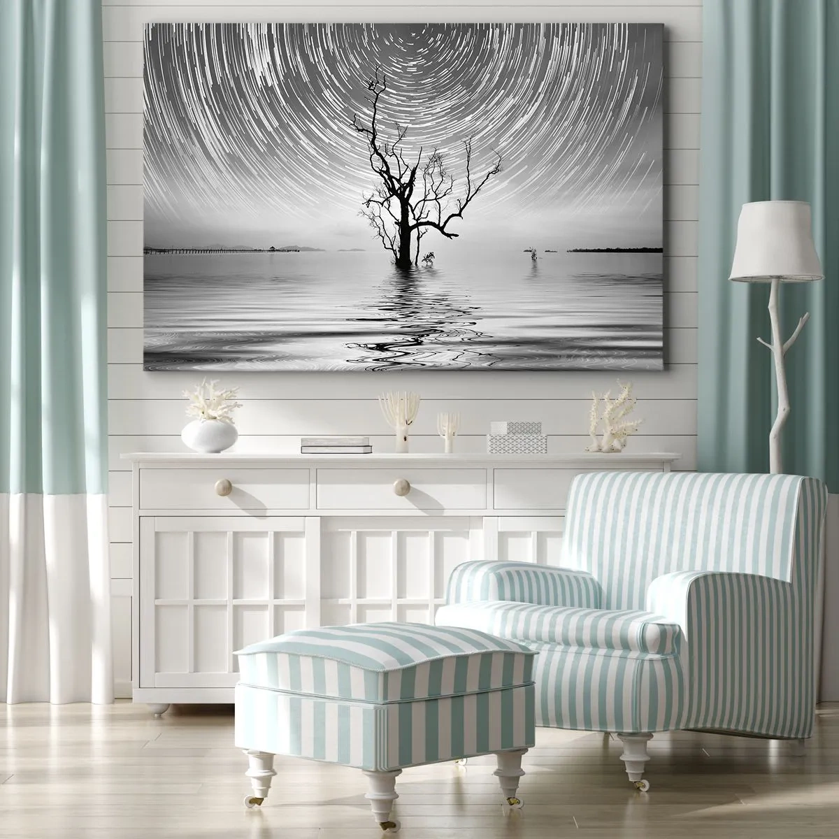 Impression sur toile - Image sur toile - Un arbre dans l'eau sous un ciel nocturne avec des étoiles en mouvement - 100x70cm - La symphonie de la nature - Décoration murale moderne pour le salon et la chambre ARTTOR