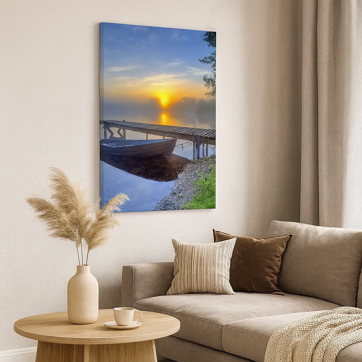 Impression sur toile - Image sur toile - Une jetée au bord du lac au lever du soleil avec un bateau sur le rivage - 50x70cm - Comment l'ordinaire se transforme en magie - Décoration murale moderne pour le salon et la chambre ARTTOR