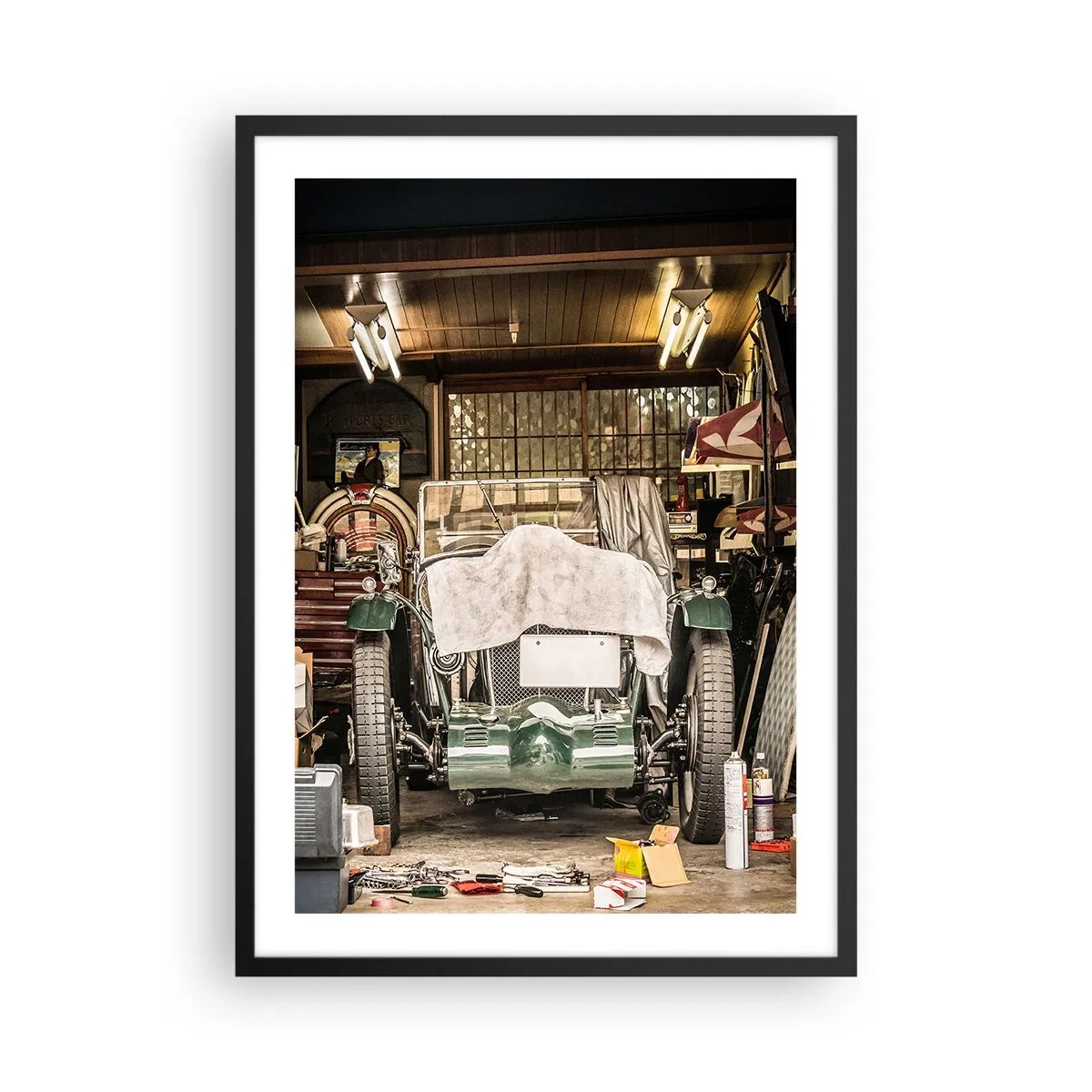 Affiche dans un cadre noir - Poster - Une voiture ancienne dans un garage entourée d'outils - 50x70cm - Retour vers le passé - Décoration murale moderne pour le salon et la chambre ARTTOR
