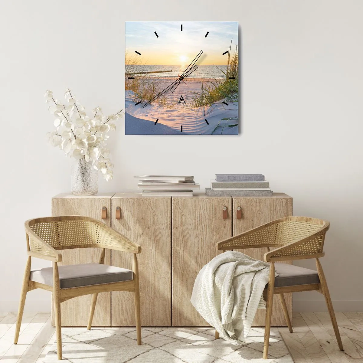 Horloge murale - Pendule murale - Une plage de sable avec vue sur le coucher de soleil sur la mer - 30x30cm - Le bruit de la mer, le chant des oiseaux, une plage sauvage parmi les herbes… - Décoration murale moderne pour le salon et la chambre ARTTOR