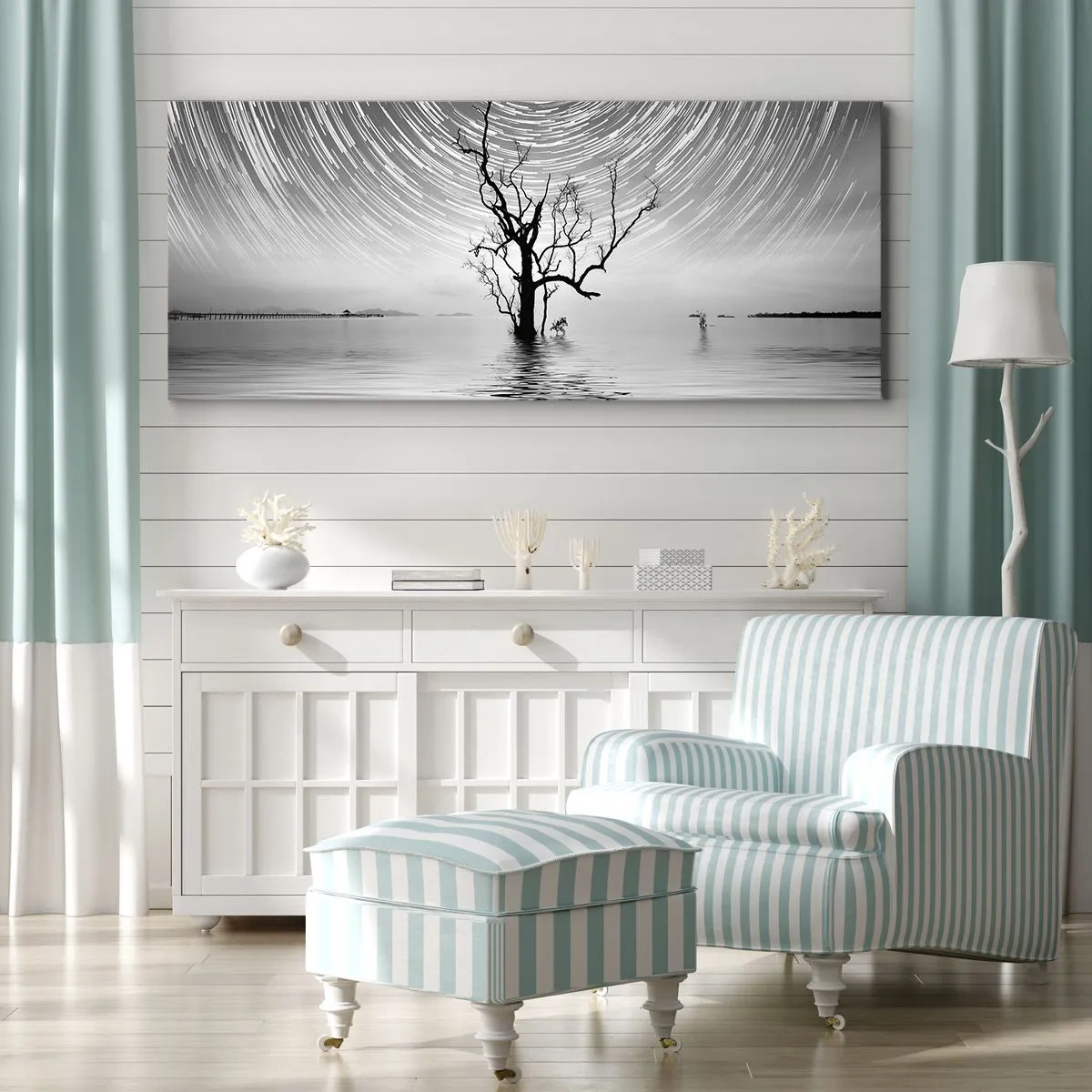 Impression sur toile - Image sur toile - Un arbre dans l'eau sous un ciel nocturne avec des étoiles en mouvement - 120x50cm - La symphonie de la nature - Décoration murale moderne pour le salon et la chambre ARTTOR