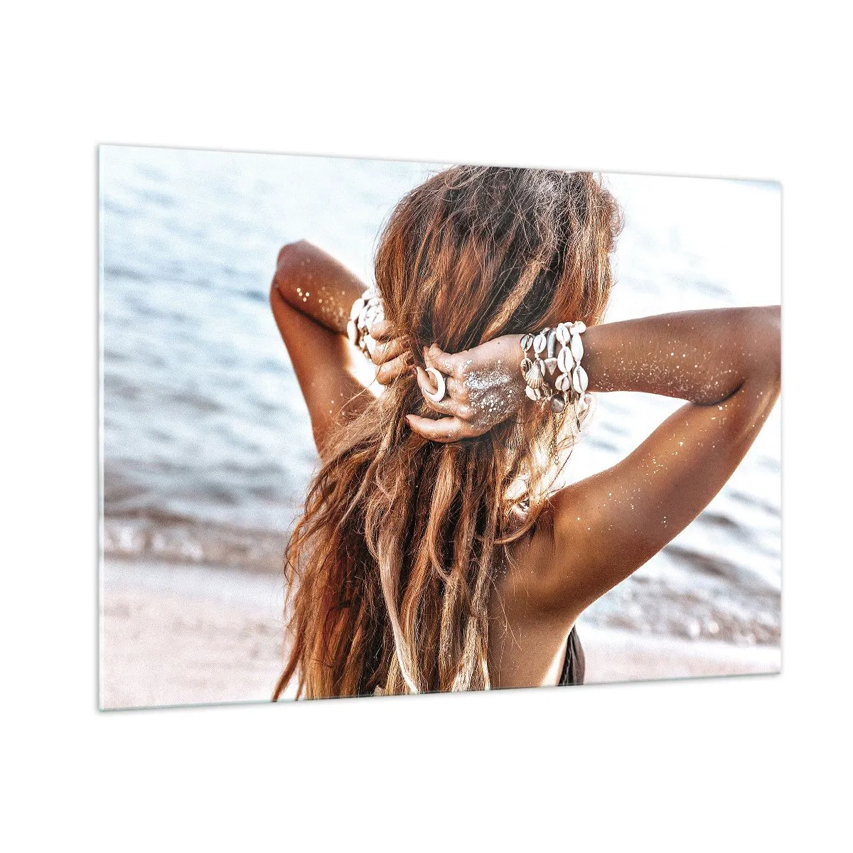 Impression sur verre - Image sur verre - Une femme aux cheveux longs sur la plage, entourée de coquillages et de sable. - 100x70cm - La soeur de l'eau et du soleil - Décoration murale moderne pour le salon et la chambre ARTTOR