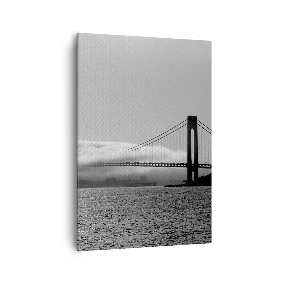 Impression sur toile - Image sur toile - Un pont sur l'eau enveloppé de brouillard dans une photo en noir et blanc - 70x100cm - Naviguez à travers les Portes des Étoiles - Décoration murale moderne pour le salon et la chambre ARTTOR