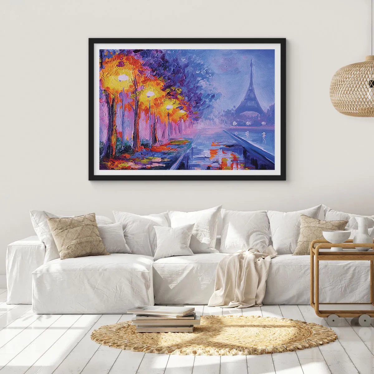 Affiche dans un cadre noir - Poster - Une avenue avec des lampadaires à Paris avec la Tour Eiffel en arrière-plan - 100x70cm - Une ballade idéale - Décoration murale moderne pour le salon et la chambre ARTTOR