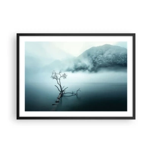 Affiche dans un cadre noir - Poster - Un arbre solitaire dans l'eau entouré de brouillard et de montagnes - 70x50cm - D'eau et de brouillard - Décoration murale moderne pour le salon et la chambre ARTTOR