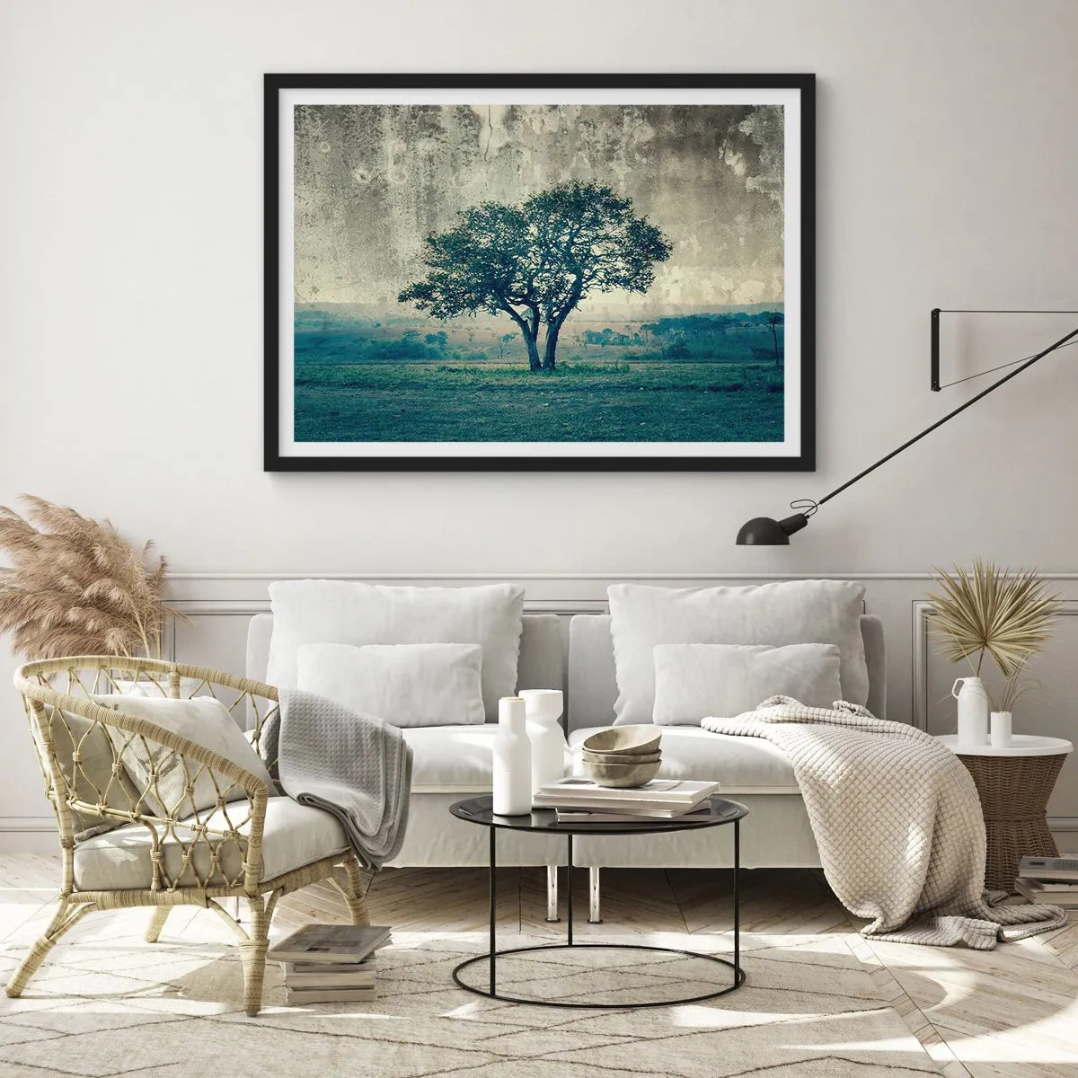 Affiche dans un cadre noir - Poster - Un arbre solitaire dans un paysage brumeux - 100x70cm - Un pommier sur un champ bleu ? - Décoration murale moderne pour le salon et la chambre ARTTOR