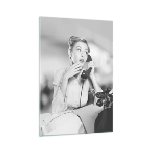 Impression sur verre - Image sur verre - Une femme parlant au téléphone devant une machine à écrire - 70x100cm - Hello! Ici les années 50 - Décoration murale moderne pour le salon et la chambre ARTTOR