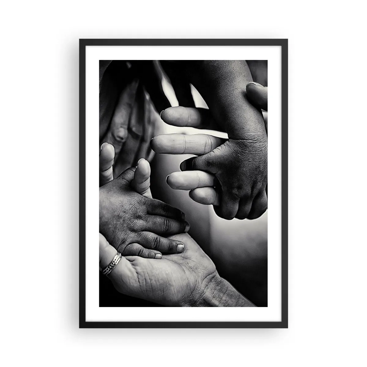 Affiche dans un cadre noir - Poster - Motif noir et blanc de mains symbolisant le lien - 50x70cm - Être humain - Décoration murale moderne pour le salon et la chambre ARTTOR