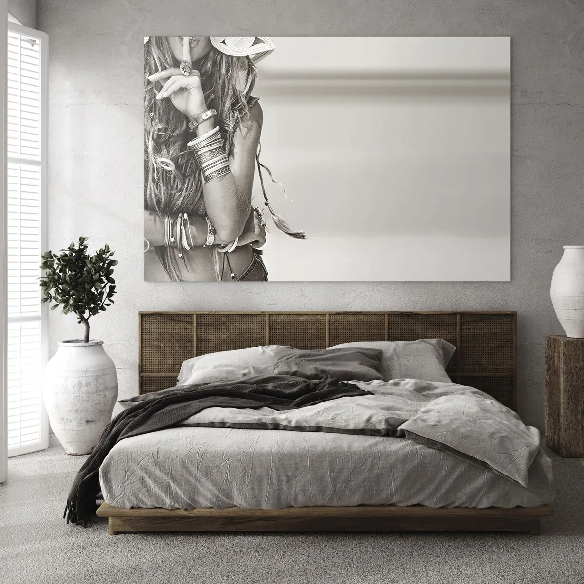 Impression sur verre - Image sur verre - Une femme portant des bijoux avec son doigt sur ses lèvres dans une photo artistique - 120x80cm - Comment va la fille - Décoration murale moderne pour le salon et la chambre ARTTOR