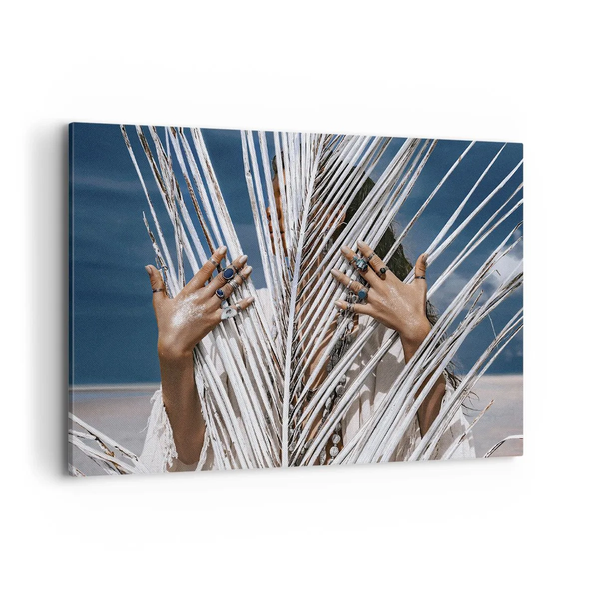 Impression sur toile - Image sur toile - Une femme cachée derrière des feuilles de palmier avec des bagues aux mains. - 100x70cm - Fille de chaman ? - Décoration murale moderne pour le salon et la chambre ARTTOR